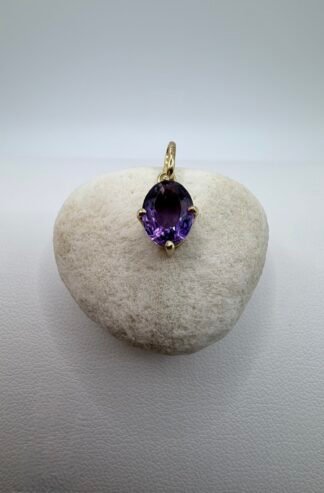 Oval Cut Amethyst Pendant (18k Gold)