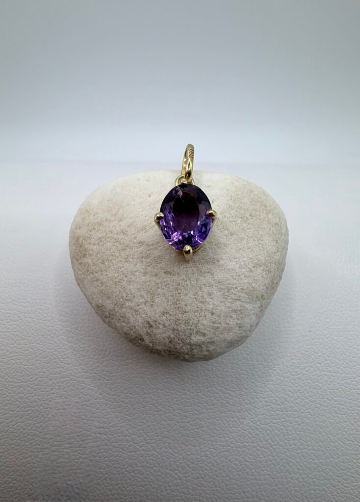 Oval Cut Amethyst Pendant (18k Gold)