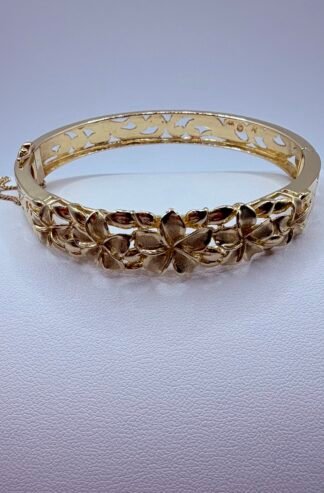 14K Hawaiian Heirloom Plumeria Bangle Flower (Hawaiian Scroll Size 6.75)