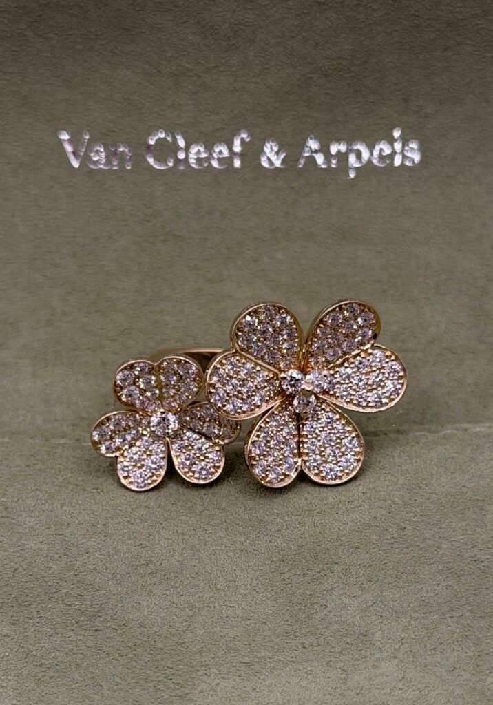 (Van Cleef & Arpels) 18K Frivole Between the Finger ring With Packaging (Size 53)